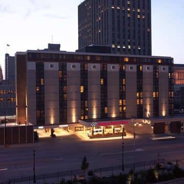 DOUBLETREE BY HILTON MILWAUKEE DOUBLETREE BY HILTON MILWAUKEE