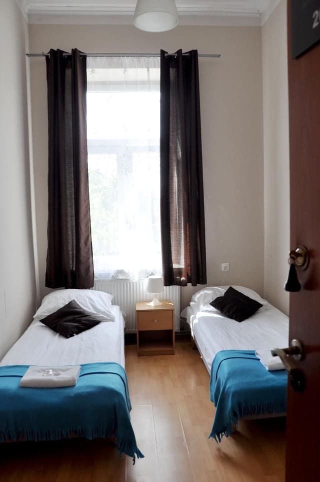 TWIN WITH SHARED BATHROOM