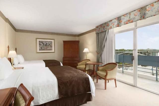 SINGLE TWO QUEEN BEDS