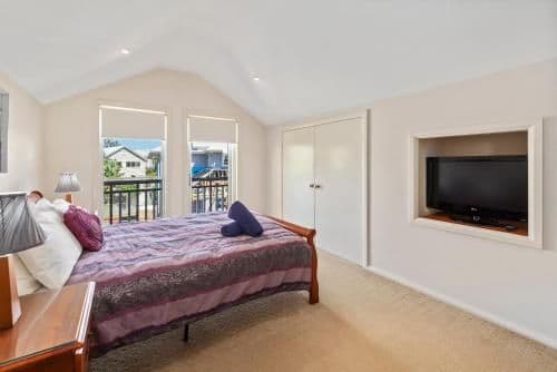 Deluxe Four-Bedroom Holiday Home - Magenta Beach
