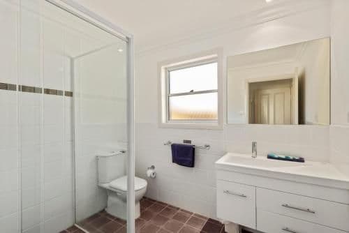 Deluxe Four-Bedroom Holiday Home - Magenta Beach