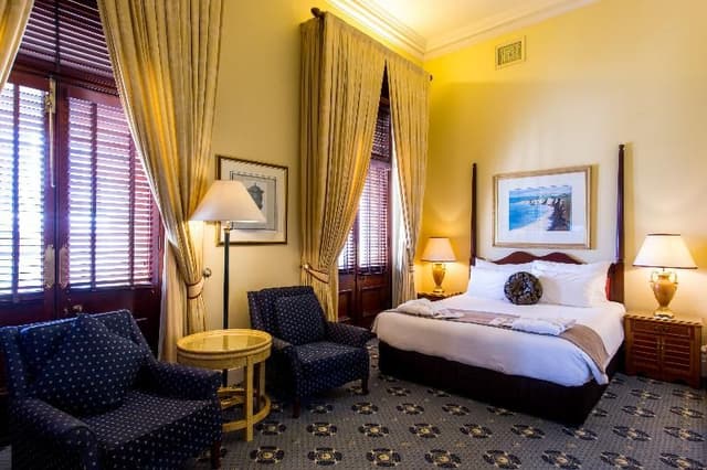 DOUBLE DELUXE KING BED