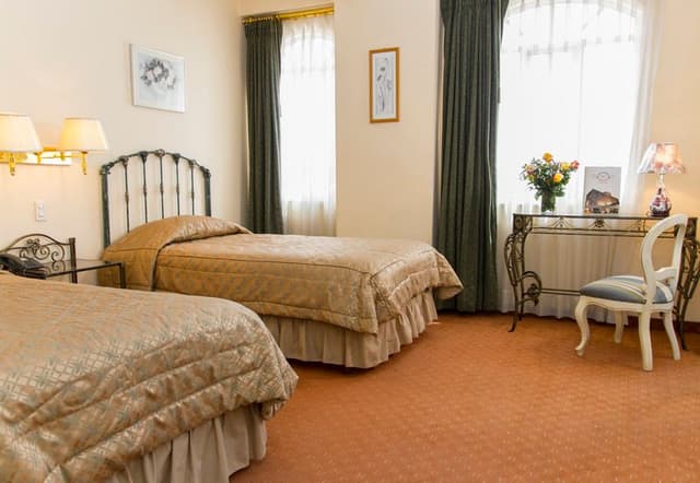 TWIN KING SIZE BED