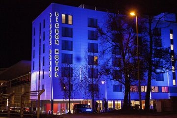 Big box hotel0