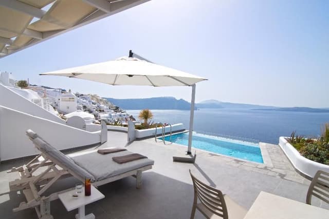 SUITE WITH PRIVATE POOL