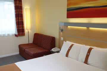 HOLIDAY INN EXPRESS ARMOURIES HOLIDAY INN EXPRESS ARMOURIES