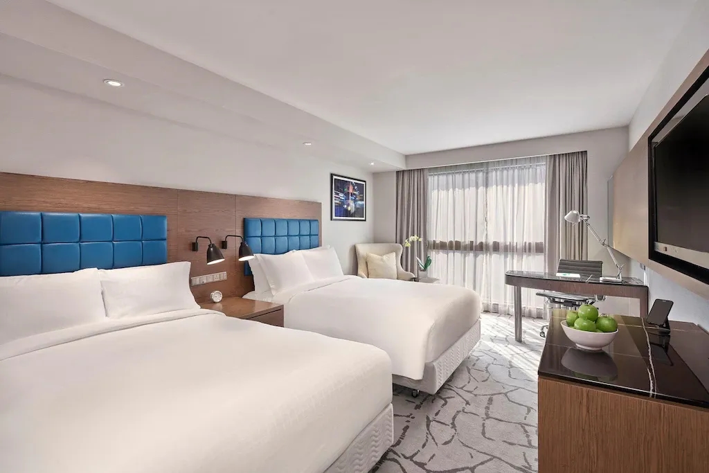 ฮอลิเดย์ อินน์ โกลเด้น ไมล์ (Holiday Inn Golden Mile)1
