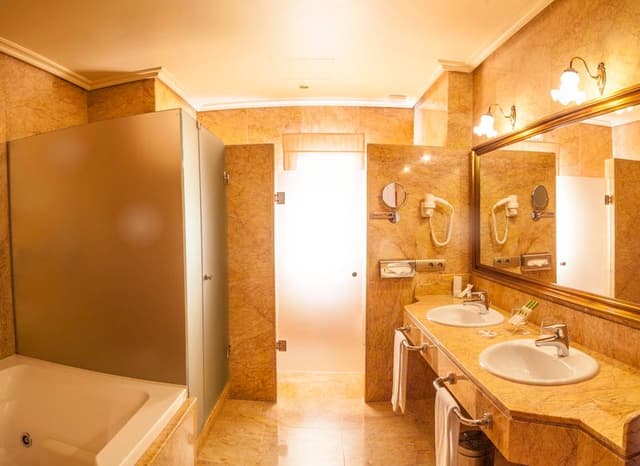 SUITE CAPACITY 3