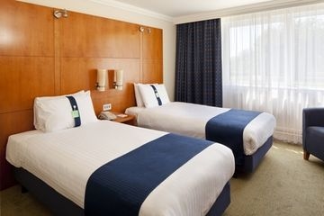 HOLIDAY INN4