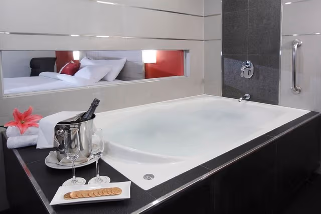 SUITE KING BED WITH JACUZZI