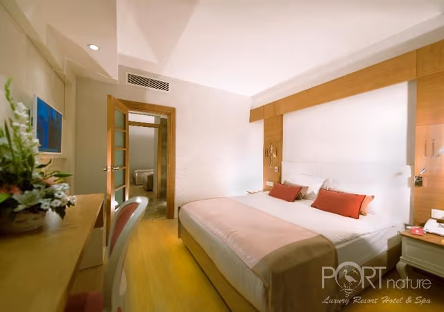 FAMILY ROOM SIDE SEA VIEW