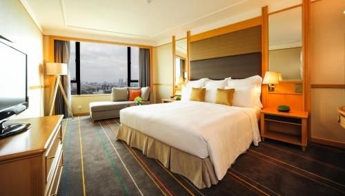 Renaissance Riverside Hotel Saigon3