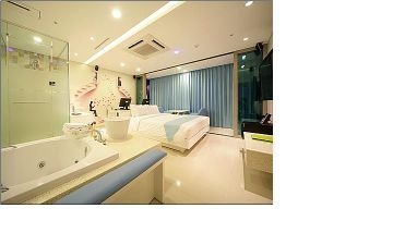 R Hotel1