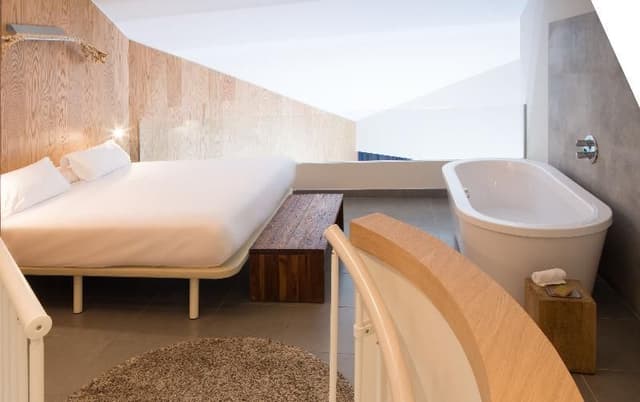 JUNIOR SUITE SEA VIEW KING BED