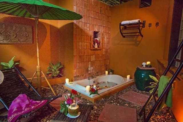 VILLA WITH JACUZZI