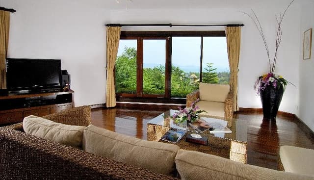 FAMILY ROOM WITH JACUZZI