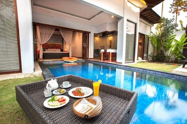 VILLA WITH PRIVATE POOL