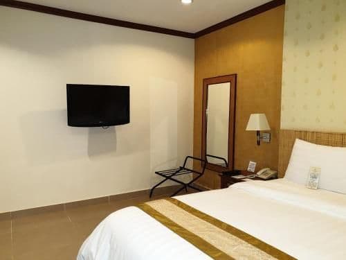 King Room with Roll-In Shower - Disability Access