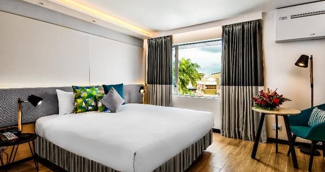 DOUBLE EXECUTIVE QUEEN BED