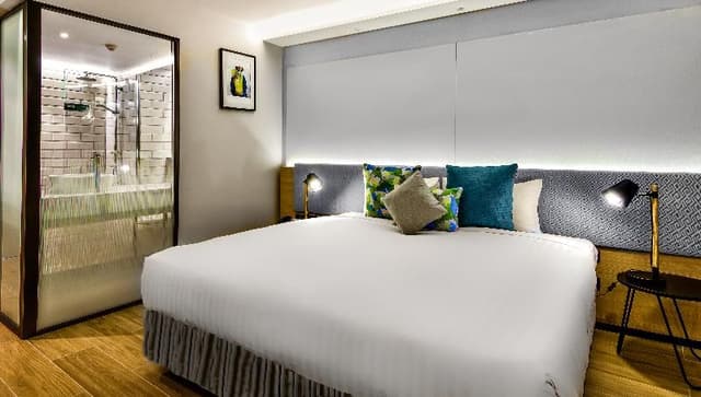DOUBLE SUPERIOR QUEEN BED