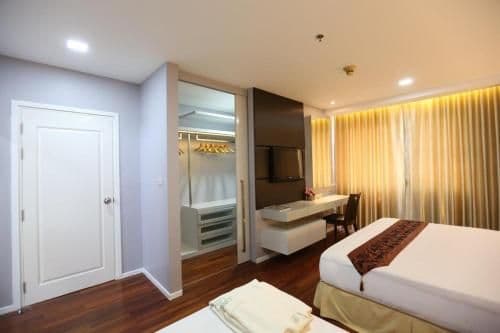 Deluxe One-Bedroom Apartment