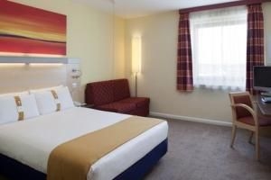 Holiday Inn Express London - Newbury Park1