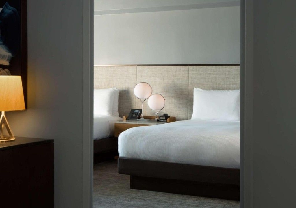 โรงแรมนิวยอร์ก ฮิลตัน มิดทาวน์ (New York Hilton Midtown Hotel)1
