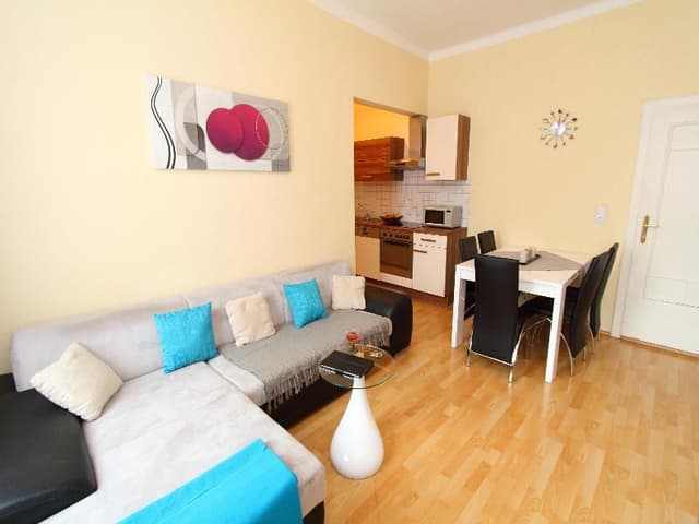 APARTMENT CAPACITY 8 THREE BEDROOMS