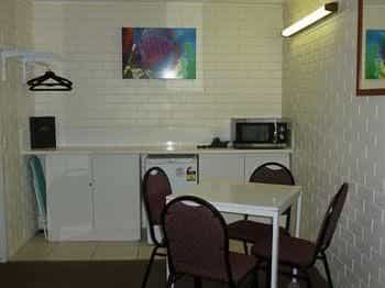 Twin Pines Motel