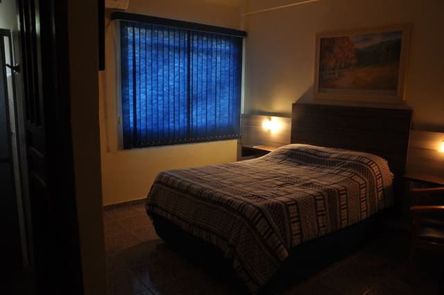 DOUBLE WITH DOUBLE BED