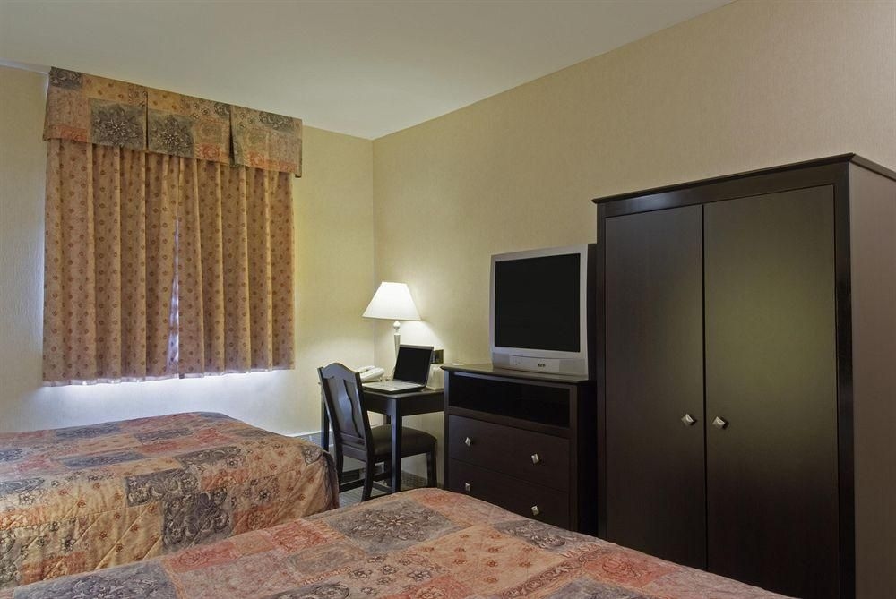 ECONO LODGE INN & SUITES DOWNTOWN2