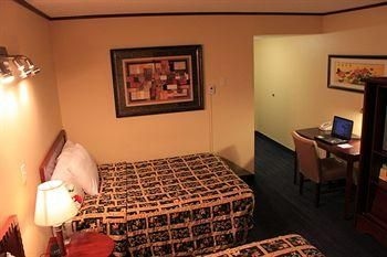 Causeway Bay Calgary Hotel3