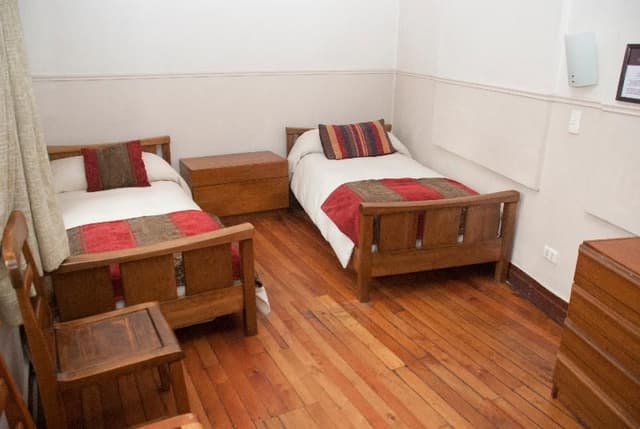 TWIN WITH SHARED BATHROOM