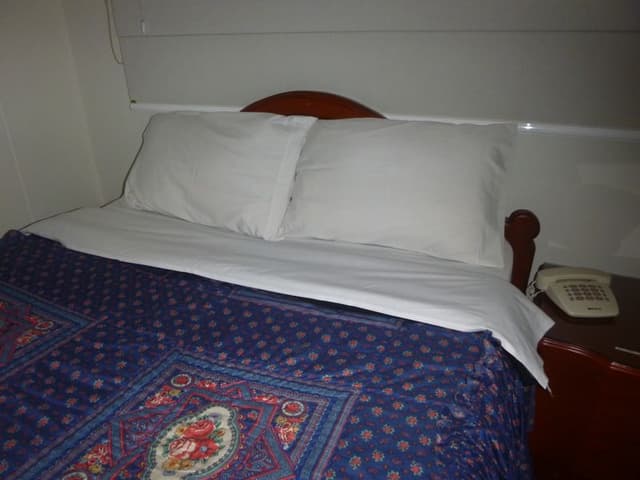DOUBLE WITH DOUBLE BED