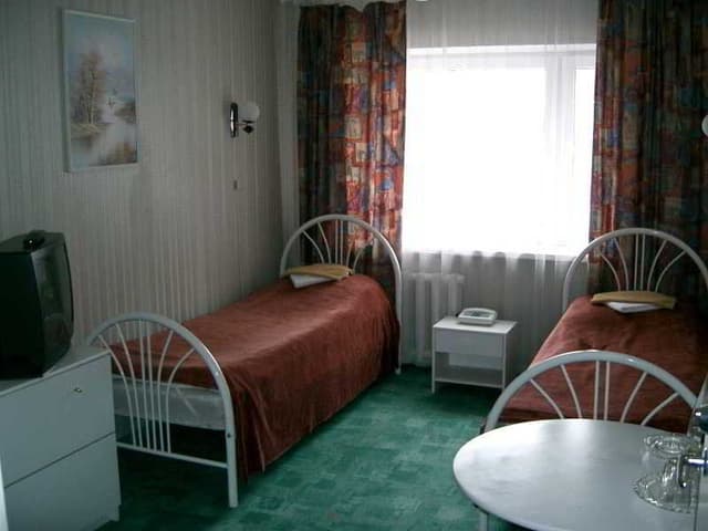 TWIN WITH SHARED BATHROOM