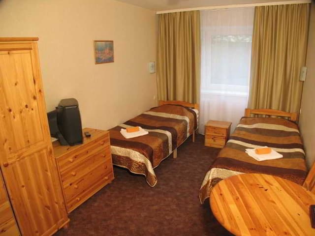 TWIN WITH SHARED BATHROOM