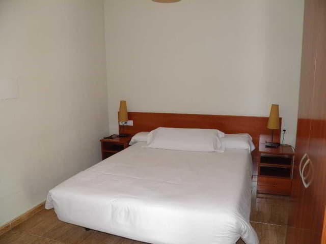 DOUBLE WITH DOUBLE BED