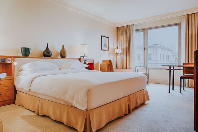 SINGLE KING SIZE BED