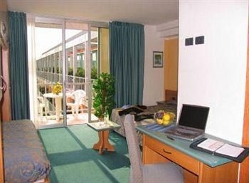 Hotel Ambassador Suite2