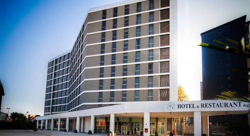 โรงแรมเดลยี อาร์ชิมบอลดี (Hotel Degli Arcimboldi)0