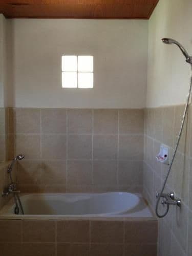 Air-Conditioned Bungalow with Bathtub