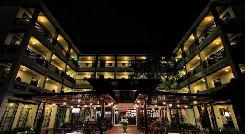 โรงแรมบ้านชาติ (Baan Chart Hotel)0