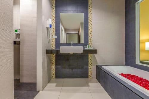 Deluxe Room With Pool Access
