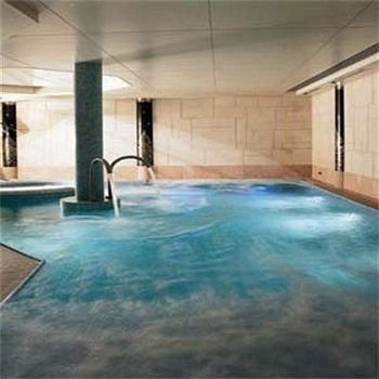 Careys Manor & Senspa0