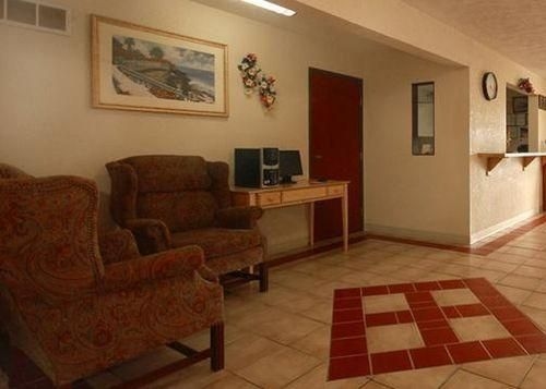 Econo Lodge Interstate 35 Exit 1830