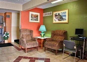 Econo Lodge Interstate 35 Exit 1833