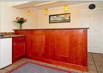 Econo Lodge East4
