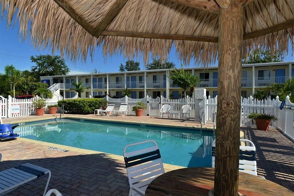 Econo Lodge East3