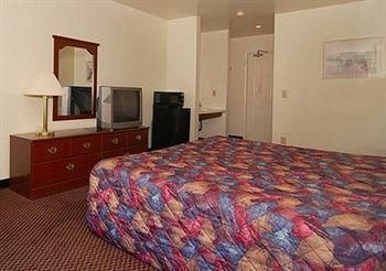 Econo Lodge Benns Church1