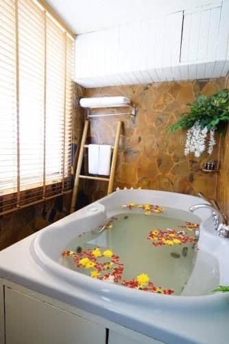 Deluxe Corner with Spa Bath